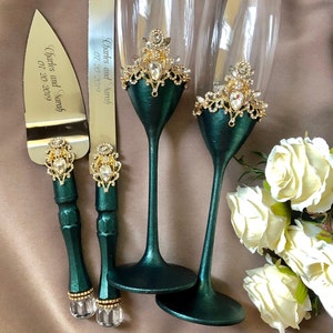 Gepersonaliseerde bruiloft fluiten zand taart serveermes goud smaragd bruiloft glazen en taart set groen goud champagne fluiten bruid bruidegom bril