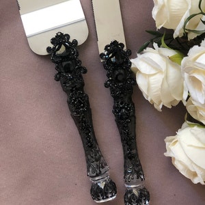 Schwarzer Tortenheber und Messer, schwarzes Hochzeitstorten-Schneide-Set, personalisiertes Kuchen-Set, Halloween-Tischdekoration, schwarze Tischdekoration, Gothic-Hochzeits-Set