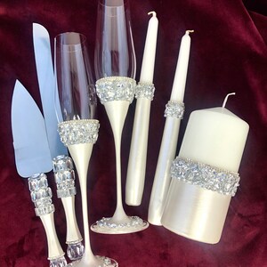 Personalized Wedding Glasses and Cake Server Knife White Champagne Flutes Hand Painted Wedding Glasses Cake Cutting Set Rustic Wedding Flute