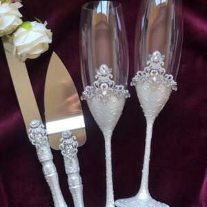 Personalized White Wedding Glasses and Cake Server Knife Engraved Wedding Flutes White Champagne Flutes Cake Cutting Set Bride Groom Flutes