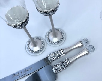 Personalized Wedding Glasses and Cake Server Knife White Champagne Flutes Hand Painted Wedding Glasses Cake Cutting Set Rustic Wedding Flute