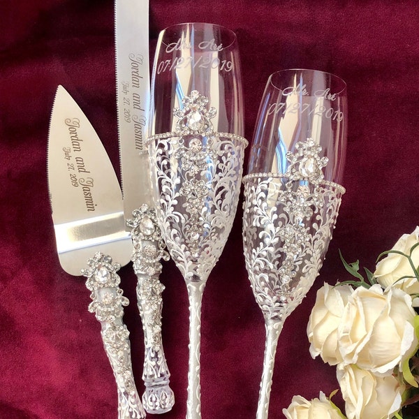 Set of 4 Personalized Wedding Glasses & Cake Server Knife Engraved Wedding Flutes White Champagne Flutes Cake Cutting Set Bride Groom Flutes