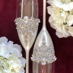 Personalized White Wedding Flutes Rustic Champagne Flutes Engraved Wedding Glasses Bride Groom Hand Paintined Flutes Anniversary Gift