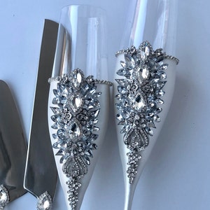 Personalized White Wedding Glasses and Cake Server Knife Engraved Wedding Flutes White Champagne Flutes Cake Cutting Set Bride Groom Flutes