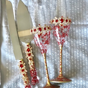 Personalized Red Wedding Glasses Red Cake Server Knife with Engraving Red Gold Wedding Flutes Red Gold Cake Cutting Set Bride Groom Glasses