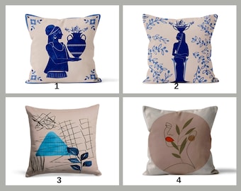 Puede incluir: Cuatro diseños diferentes de almohadas. La primera almohada presenta una ilustración azul y blanca de una mujer sosteniendo un jarrón. La segunda almohada presenta una ilustración azul y blanca de una mujer de pie sobre un pedestal con ramas sobre ella. La tercera almohada presenta un diseño abstracto azul y blanco con un triángulo y hojas. La cuarta almohada presenta un fondo beige con un círculo que contiene un dibujo lineal de la cara de una mujer con una hoja detrás de ella.