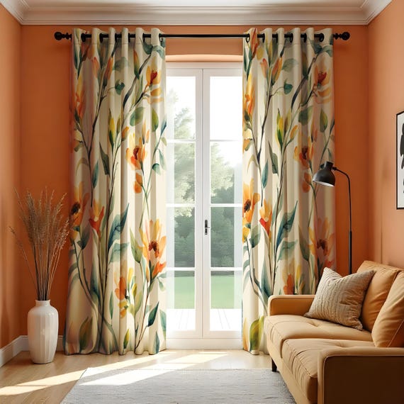 鮮やかな花柄の水彩カーテン。黄色とオレンジ色の花と緑の葉が描かれた