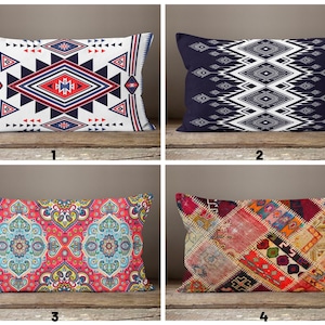Könnte beinhalten: Vier dekorative Kissen mit verschiedenen geometrischen und gemusterten Designs. Die Kissen sind in einem Rastermuster auf einer Holzoberfläche angeordnet. Die Kissen sind alle rechteckig und haben einen weißen Hintergrund. Die Designs sind in verschiedenen Farben, darunter Rot, Blau, Grün und Gelb.
