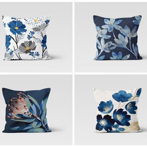 Op de afbeelding: Vier verschillende kussens met blauwe bloemenpatronen. De kussens zijn allemaal vierkant en hebben een witte achtergrond. De bloemenpatronen zijn allemaal verschillend, maar ze hebben allemaal blauwe bloemen en bladeren.