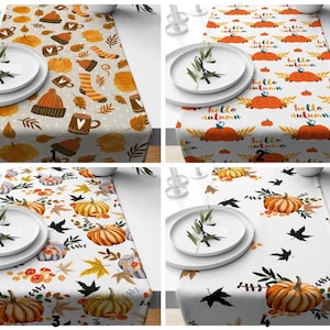 Puede incluir: Cuatro caminos de mesa diferentes con temas otoñales. El primer camino de mesa presenta un fondo beige con ilustraciones marrones, naranjas y blancas de calabazas, hojas, sombreros y tazas. El segundo camino de mesa tiene un fondo blanco con calabazas naranjas y marrones, hojas y el texto "Hello Autumn". El tercer camino de mesa tiene un fondo blanco con calabazas naranjas y marrones, hojas y siluetas negras de pájaros. El cuarto camino de mesa tiene un fondo blanco con calabazas naranjas y marrones, hojas y siluetas negras de pájaros.