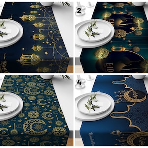 Puede incluir: Cuatro caminos de mesa diferentes con un diseño azul y dorado con motivos islámicos, estrellas y medias lunas. Los caminos de mesa tienen las palabras "Ramadan Kareem" y "Eid Mubarak" impresas.