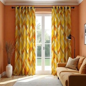 Könnte beinhalten: Ein Paar gelb-orange gemusterte Vorhänge mit geometrischem Design. Die Vorhänge hängen vor einem weißen Fenster, und der Raum hat orangefarbene Wände. Ein beiges Sofa und eine schwarze Lampe sind ebenfalls zu sehen.