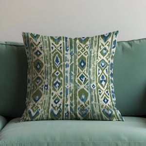Grüner Ikat Kissenbezug, Boho Tribal Dekokissenbezug, Dekokissenbezug aus Salbei und Blau