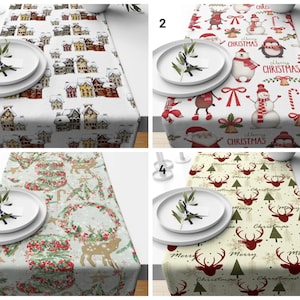 Op de afbeelding: Vier verschillende kersttafelrunners met verschillende ontwerpen. De eerste runner heeft een witte achtergrond met rode en gele huizen. De tweede runner heeft een witte achtergrond met rode en witte kerstfiguren. De derde runner heeft een groene achtergrond met rode bessen, groene bomen en bruine rendieren. De vierde runner heeft een crèmekleurige achtergrond met groene bomen, rode rendieren en de woorden "Prettige Kerst".