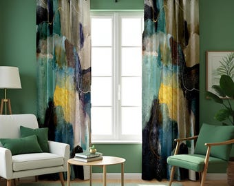Può includere: Un paio di tende con motivi astratti in uno schema di colori verde acqua, oro e marrone. Le tende sono appese a un'asta per tende nera in un soggiorno.