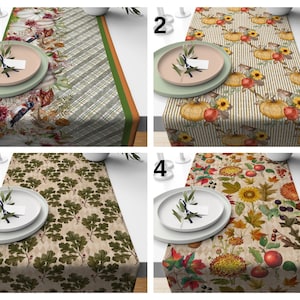 Könnte beinhalten: Vier verschiedene Tischläufer-Designs mit Herbstmotiven. Die Designs beinhalten Kürbisse, Blätter, Eicheln und Beeren. Die Läufer sind alle auf einem weißen Hintergrund mit einem dezenten Streifenmuster.