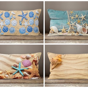 Puede incluir: Cuatro fundas de cojín decorativas con temática de playa. La primera funda de cojín presenta un patrón de conchas marinas azul y blanco. La segunda funda de cojín presenta una tabla de madera azul con una red de pesca y estrellas de mar. La tercera funda de cojín presenta un fondo de color arena beige con conchas marinas y estrellas de mar. La cuarta funda de cojín presenta un fondo de color arena beige con una concha grande.