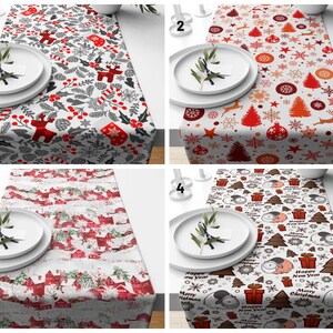 Puede incluir: Cuatro caminos de mesa de Navidad con diferentes diseños. El primer camino de mesa presenta un patrón rojo, blanco y gris con acebo, bayas y renos. El segundo camino de mesa tiene un fondo blanco con estrellas rojas, blancas y doradas, copos de nieve y árboles de Navidad. El tercer camino de mesa tiene un fondo blanco con casas y árboles rojos y blancos. El cuarto camino de mesa tiene un fondo blanco con árboles rojos, blancos y verdes, copos de nieve y las palabras "Feliz Navidad".