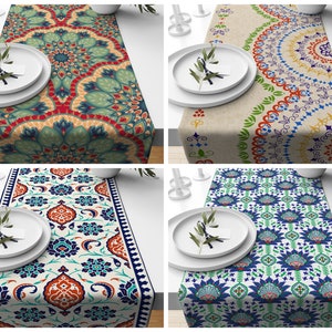 Könnte beinhalten: Vier verschiedene Tischläufer mit farbenfrohen, komplizierten Mustern. Die Muster zeigen eine Vielzahl von Farben, darunter Blau, Grün, Rot und Gelb. Die Tischläufer sind aus einem weichen, strapazierfähigen Stoff gefertigt und eignen sich perfekt, um jedem Esstisch einen Hauch von Eleganz zu verleihen.