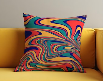 Puede incluir: Una almohada de tiro colorida con un patrón abstracto en espiral en tonos de rojo, amarillo, azul y verde. La almohada está sobre un sofá amarillo.