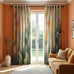 Könnte beinhalten: Fenstervorhänge mit geometrischem Muster in Grün-, Orange- und Beigetönen. Die Vorhänge hängen an einer schwarzen Stange und umrahmen ein weißes Fenster. Das Design zeigt ein sich wiederholendes blattartiges Muster.