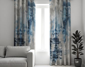 Può includere: Un paio di tende con motivi astratti nei toni del blu, grigio e bianco. Le tende sono appese a un'asta nera e incorniciano una finestra. Il motivo ricorda un acquerello. Elemento decorativo per la casa.