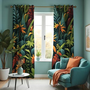 Könnte beinhalten: Dunkelgrüne Vorhänge mit tropischem botanischem Design. Die Vorhänge zeigen einen lebendigen Druck von grünen Blättern, orangefarbenen und gelben Blüten und roten Akzenten. Sie hängen vor einem Fenster und bringen einen Hauch von Natur in den Raum.