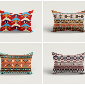Könnte beinhalten: Vier dekorative Kissen mit geometrischen Mustern in Rot-, Orange-, Braun-, Blau- und Weißtönen. Die Kissen sind in einem Raster auf weißem Hintergrund angeordnet.