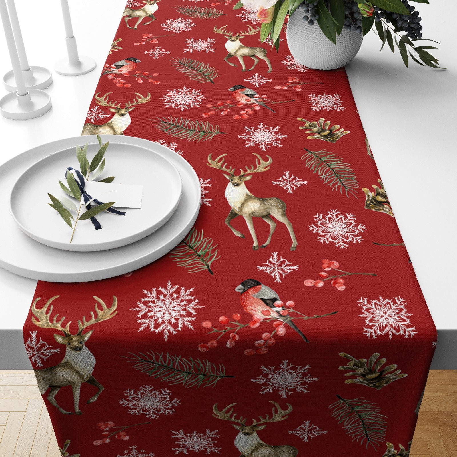 Tischläufer Christmas (32x180 Cm) – Design Mit Hirschen, Weihnachtsbäumen & Schneeflocken In Rot | Aus Leinen-Baumwolle, Mit Quasten