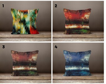 Puede incluir: Cuatro cojines decorativos con diseños de arte abstracto. Los cojines presentan una variedad de colores, incluyendo rojo, verde, amarillo y azul. Los diseños tienen una apariencia texturizada, de pincelada, agregando interés visual a los cojines.