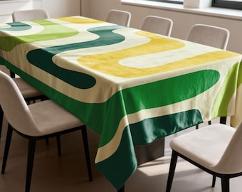 Puede incluir: Un mantel rectangular con un diseño retro. El patrón presenta líneas curvas y fluidas en tonos de verde, amarillo y crema. El mantel está colocado sobre una mesa de madera, con sillas alrededor, lo que sugiere un comedor.