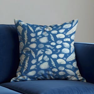 Capa de almofada com conchas náuticas, capa de almofada com tema de praia azul, conchas brancas para decoração costeira, sofá inspirado no oceano ou decoração de quarto
