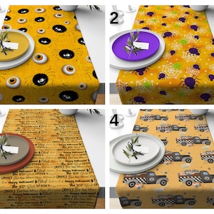 Puede incluir: Cuatro caminos de mesa de Halloween diferentes. El primer camino de mesa tiene un fondo amarillo con arañas negras y ojos. El segundo camino de mesa tiene un fondo amarillo con arañas negras y telarañas blancas. El tercer camino de mesa tiene un fondo amarillo con texto negro que dice "Feliz Halloween" y "Spooky". El cuarto camino de mesa tiene un fondo amarillo con camiones negros que transportan calabazas.