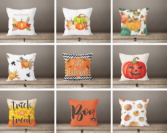 Puede incluir: Nueve fundas de cojín de temática de Halloween con varios diseños que incluyen calabazas, murciélagos y texto. Los diseños incluyen "Hello Autumn!" "Happy Halloween" "Trick or Treat" y "Boo!"