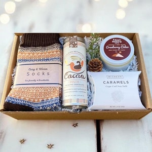 Cadeau chocolat chaud - Emballage cadeau - Chaussettes confortables - Cadeau pour ami - Cacao chaud, caramels, chaussettes d'hiver et bougie de cidre aux canneberges Choisissez votre carte
