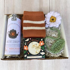 Oranges Care Paket - Tee, Duschdampfer, Blumen Lesezeichen & Socken - Geschenk Box - Buch Liebhaber Geschenk - Wähle Deine Karte