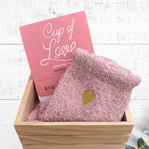 Article Build a Box - Ensemble de chaussettes roses duveteuses avec une tasse de thé de l'amour - Rose