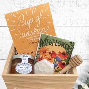 Crea un articolo in scatola - Sunshine Set - Tazza di tè Sunshine, miele con mestolo di legno, semi di fiori di campo e mini sapone al favo di miele