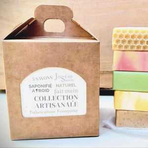 Coffret de 5 savons naturels saponifiés à froid + sachet mousseur offert. Fabrication artisanale Française.