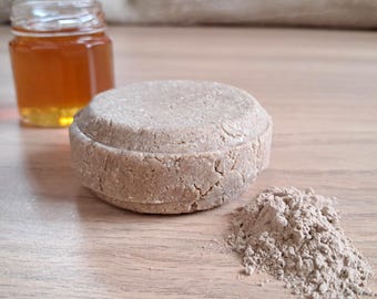 Solid shampoo with honey and rhassoul clay for normal to oily hair. Woody, powdery fragrance.