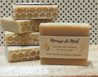 Savon artisanal au doux miel parfumé.