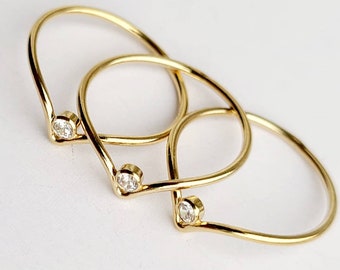 Gold Chevron Ring. Solitär Stapelring. Zierlicher Goldring. Minimalistischer Schmuck für Frauen. Dünne stapelbare Ringe. Versprechen Geschenke für sie.