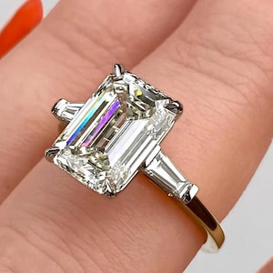 Anillo de compromiso de tres piedras cultivadas en laboratorio con corte esmeralda, anillo de tres piedras con corte baguette cónico lateral y esmeralda, anillo de diamantes con moissanita