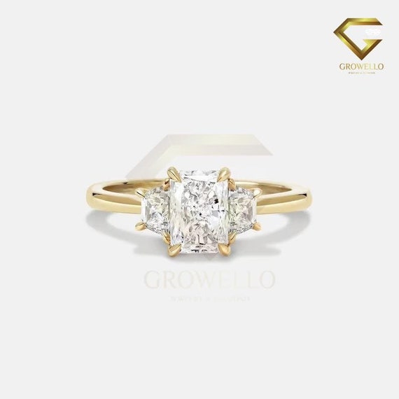 3カラットの輝くスリーストーンリング：台形サイド、純金、ラボ