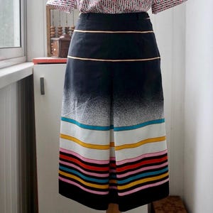 Falda lápiz estilo Mod de los años 60: rayas con bloques de color y estampado gráfico llamativo, falda midi con pliegues, Salonne Finland Scandinavian Retro