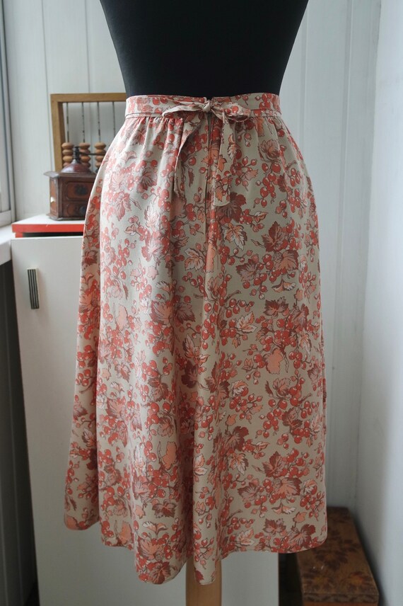 1970s Basque Yoke Botanical Skirt XS Country House Berry Print Tie Belt Pockets Gathered Midi View 4