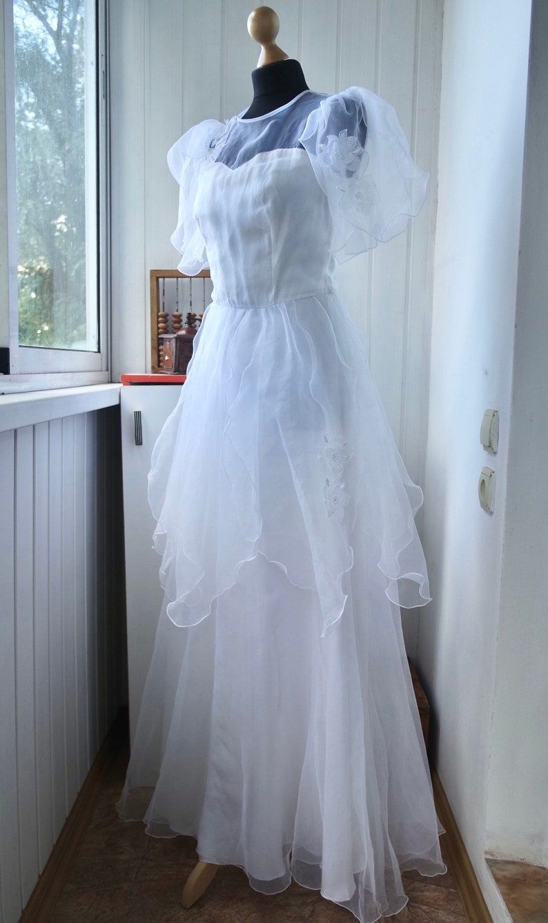 1970s wedding dress Everything to Know About the '70s Trend balloon sleeves with elastic at cuff vintage 70s whimsical daisy wedding