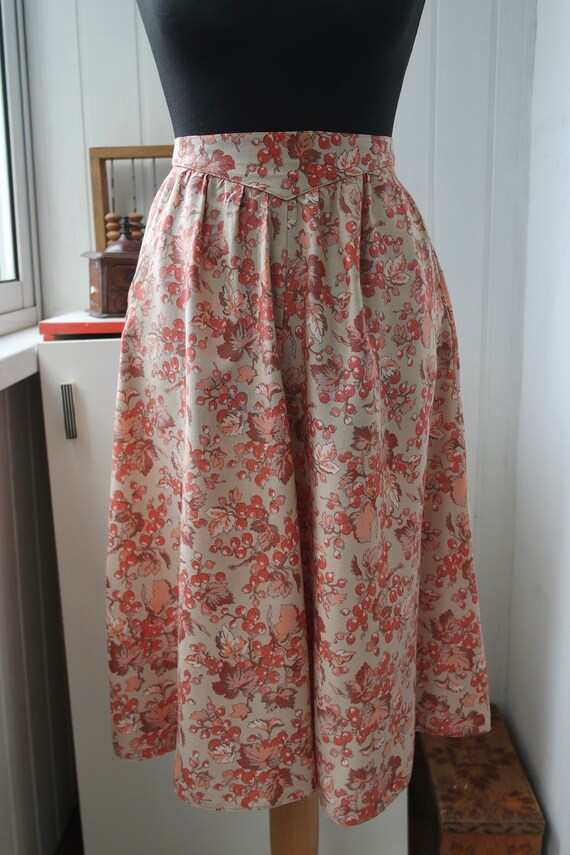 1970s Basque Yoke Botanical Skirt XS Country House Berry Print Tie Belt Pockets Gathered Midi View 2