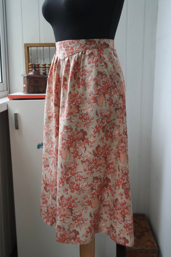1970s Basque Yoke Botanical Skirt XS Country House Berry Print Tie Belt Pockets Gathered Midi View 3