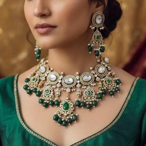 Naszyjnik ślubny Kundan Polki z kolczykami i Maangtika-Rajwada Haar - pełny zestaw ślubny - Sabyasachi Wedding Necklace Set - Emerald and Polki Set